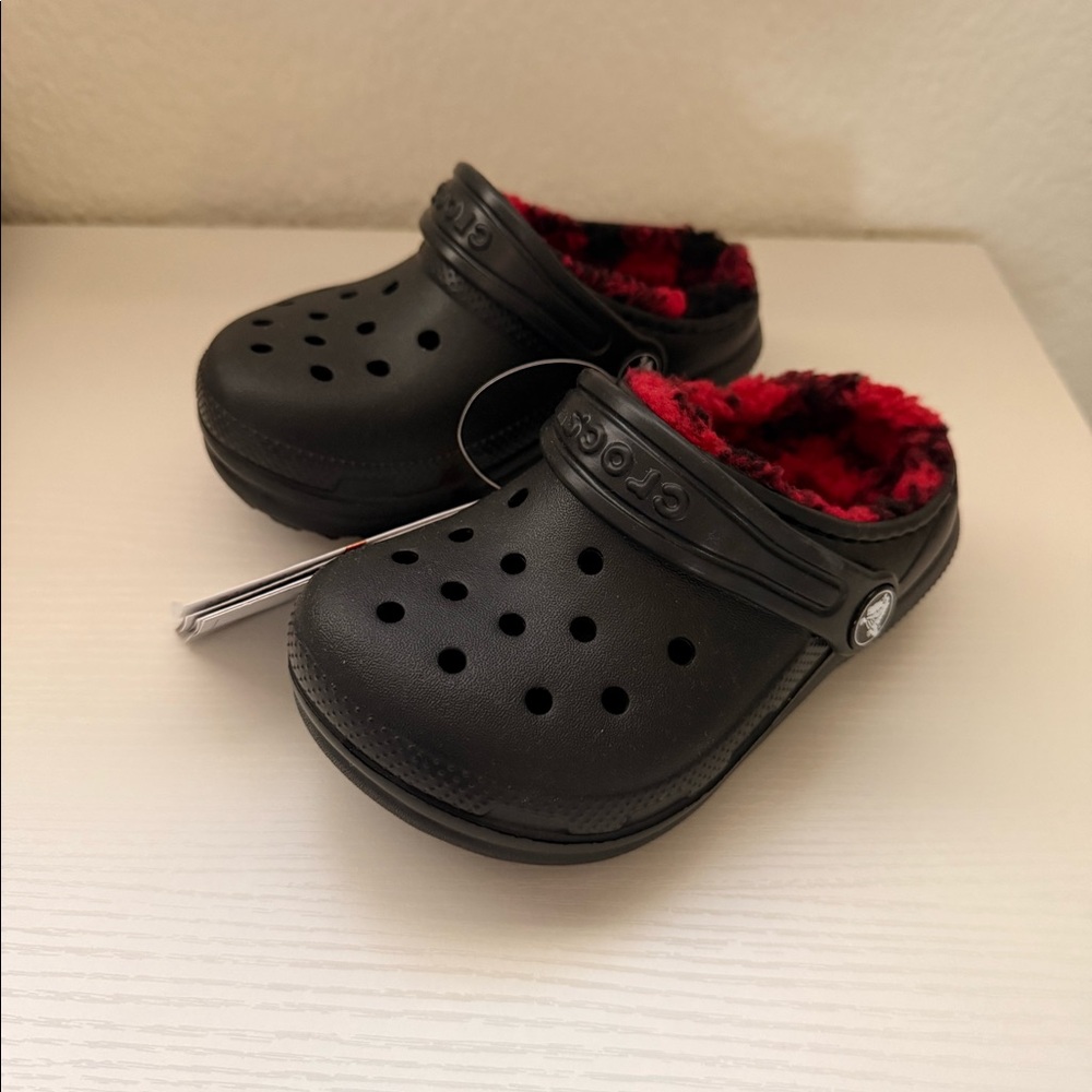 NWT Toddler black fur lined crocs size 8